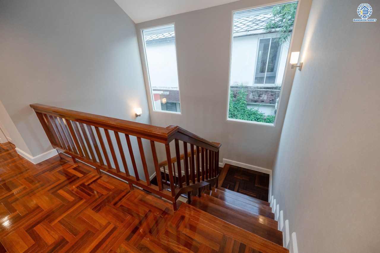 บ้านมือสองตกแต่งใหม่ โครงการ โนเบิลวานา ปิ่นเกล้า1 บ้านเดี่ยวหลังใหญ่ เนื้อที่ 65.6 ตร.ว. พื้นที่ใช้สอย 206.4 ตร.ม. ฟังก์ชัน 3 ห้องนอน 3 ห้องน้ำ 2 ห้องอเนกประสงค์  1 ห้องแม่บ้าน จอดรถได้ 2 คัน บนสุดยอดทำเลเดินทางสะดวก หน้าโครงการติดถนนใหญ่บรมราชชนนี ใกล้ทางคู่ขนานลอยฟ้าบรมราชชนนี ม.มหิดล เซ็นทรัลศาลายา และรายล้อมด้วยสิ่งอำนวยความสะดวกครบ...